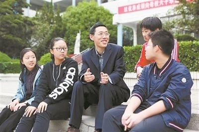 淮北市首批高層次人才儲(chǔ)備金獲得者、淮北市第一中學(xué)教師陳超（左三）在與學(xué)生交談?；幢笔形瞬殴ぷ骶止﹫D
