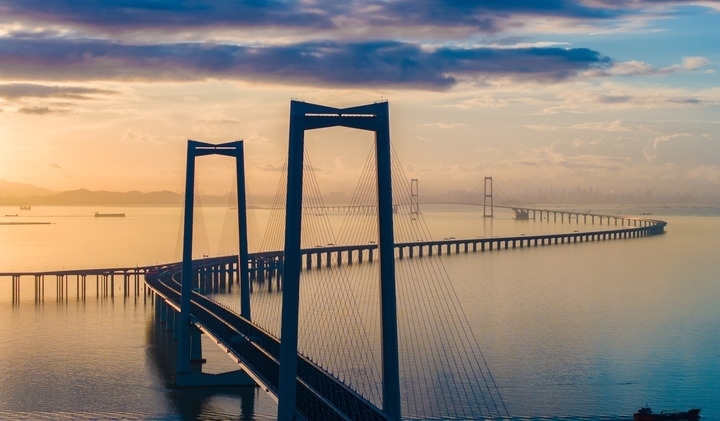 2024年6月27日，沐浴在晨曦中的深中通道（無(wú)人機(jī)照片）。新華社記者毛思倩 攝