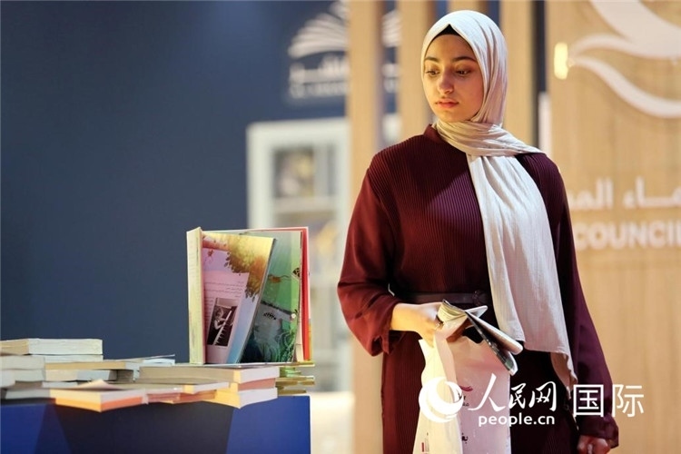 一名女性走過展臺(tái)。人民網(wǎng) 奧馬爾·哈利勒攝