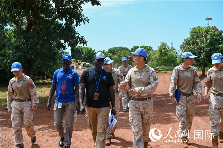 圖2 檢查組實(shí)地查驗(yàn)。孫千攝