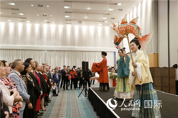 2、留學(xué)生表演了漢服展示《絲路霓裳》。邢雪攝