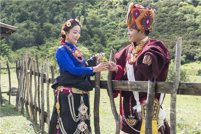 康定情歌（木格措）風(fēng)景區(qū)中的一對年輕人。林革文攝