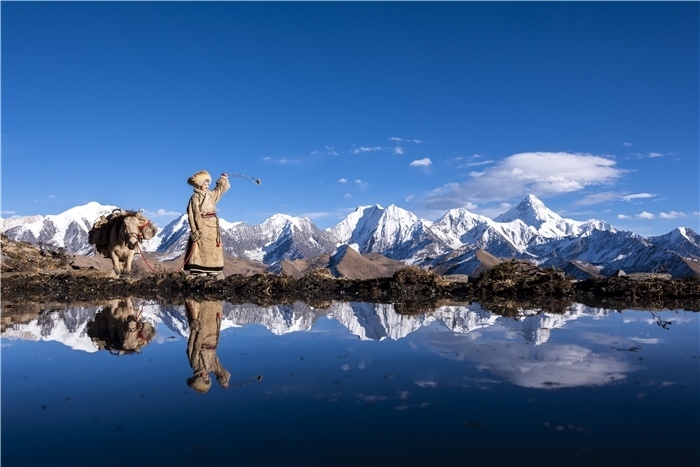 貢嘎山下的放牧人。林革文攝