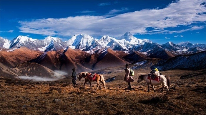 “守護貢嘎”是當?shù)卮迕駱闼氐男拍詈妥园l(fā)的行動。圖為貢嘎山“馬背巡護隊”開展日常巡護工作 林革文攝