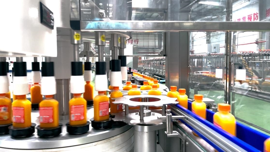 一輕食品（丹江口）產(chǎn)業(yè)園內(nèi)的桔汁飲料生產(chǎn)線。 受訪者供圖