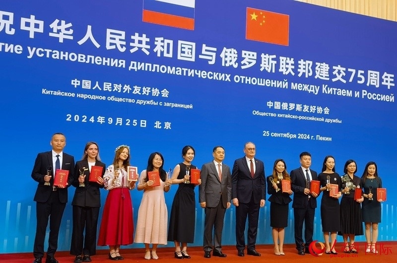 楊萬明會長和莫爾古洛夫大使為10位中俄青年友好微視頻創(chuàng)意大賽獲獎代表頒獎。人民網(wǎng)記者 李明琪攝