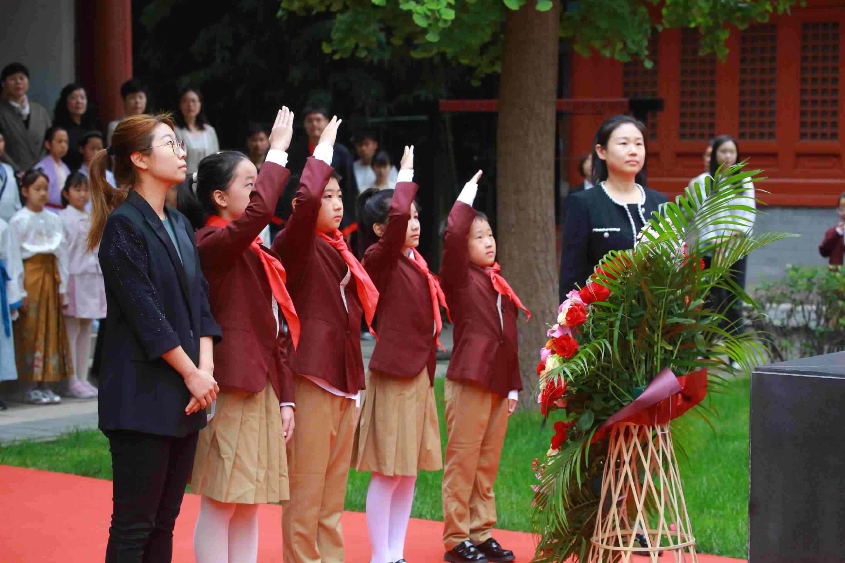 少先隊員敬獻花籃。校方供圖