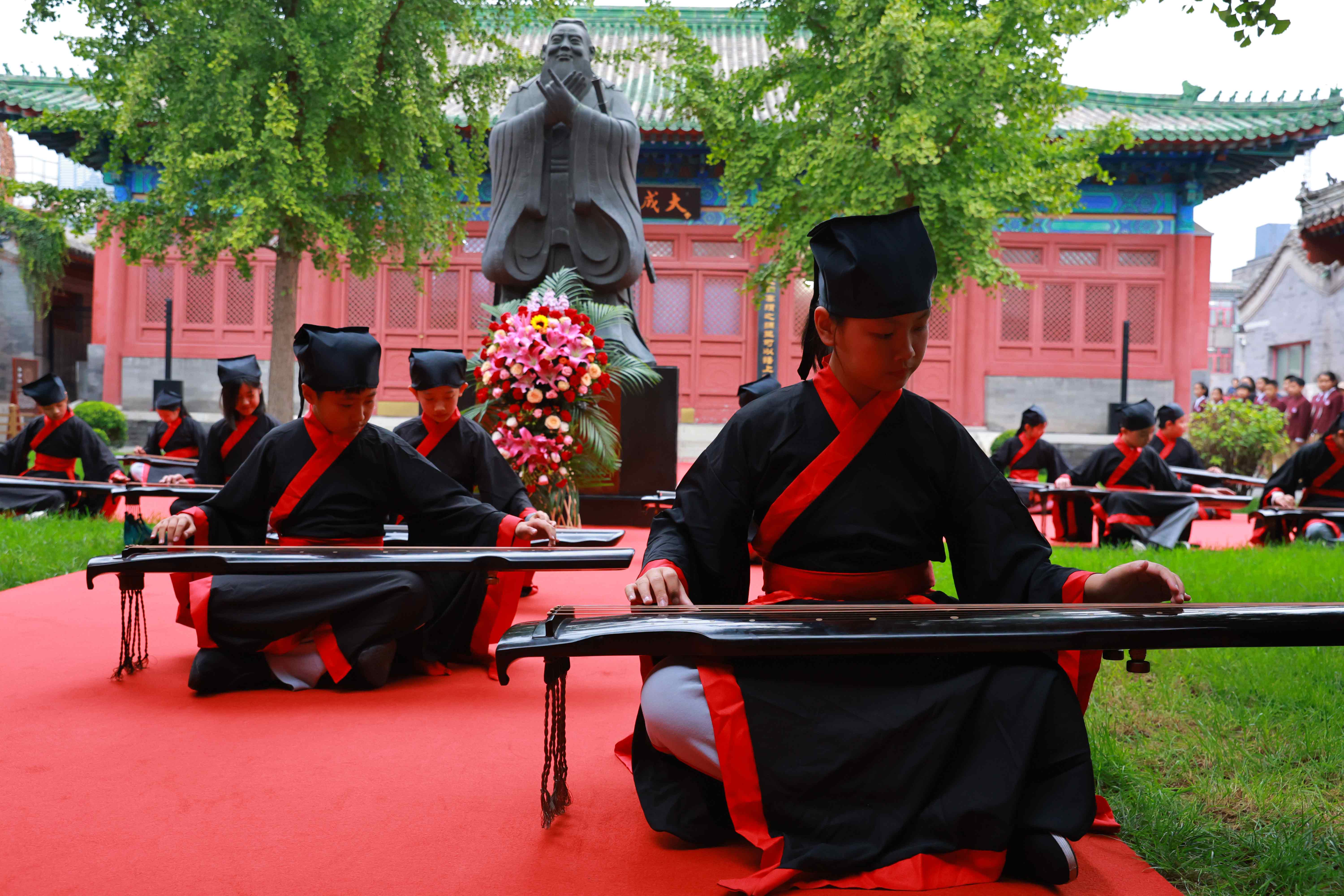 古琴表演《至圣先師孔子歌》。校方供圖