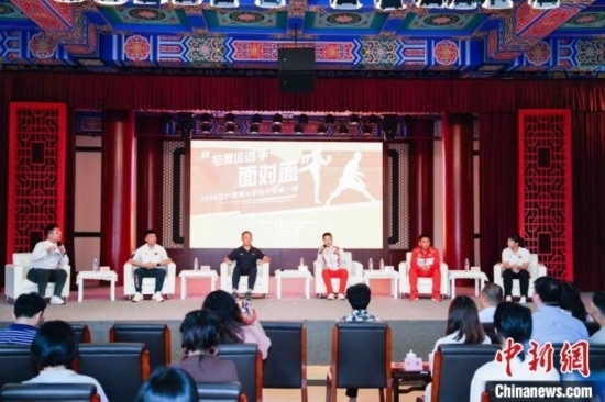 吳愉、王德新、沈?qū)W軍、江海東、朱曉蕾與在座同學(xué)們分享個人的體育故事與成長感悟。上海市港澳辦供圖