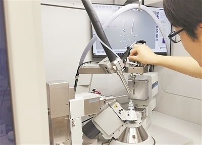 科研人員使用X射線衍射儀研究σ鍵。圖片來源：日本北海道大學(xué)