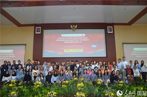 與會嘉賓與阿拉扎大學師生合影。人民網(wǎng)記者 李培松攝