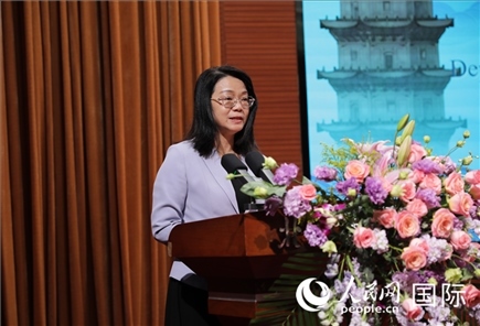 福建省人民政府外事辦公室副主任黃劭蓉在“走進(jìn)中華文明——海絲印記 世遺泉州”主題人文交流活動中致辭。人民網(wǎng) 王婧攝