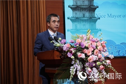 泉州市人民政府副市長姚飛在“走進(jìn)中華文明——海絲印記 世遺泉州”主題人文交流活動中致辭。人民網(wǎng) 王婧攝