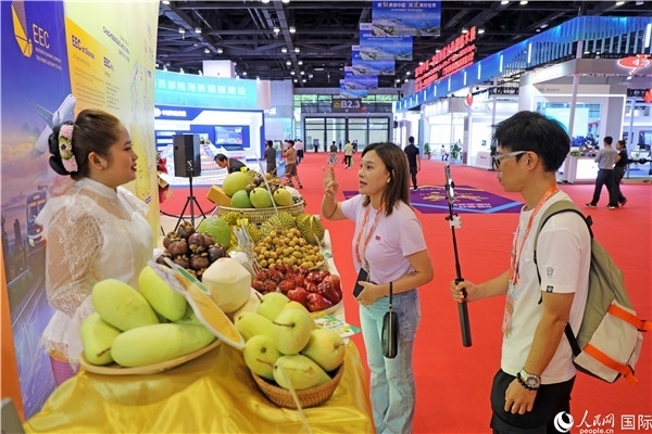 在東博會(huì)泰國展區(qū)，參觀者在向泰方工作人員了解泰國水果情況。人民網(wǎng)記者趙益普攝