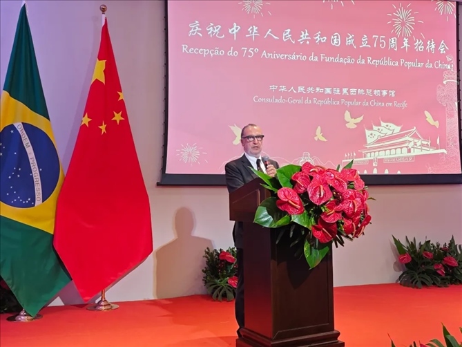 巴西外交部駐東北部地區(qū)辦公室主任德寶拉大使在招待會(huì)上致辭。 中國(guó)駐累西腓總領(lǐng)館供圖