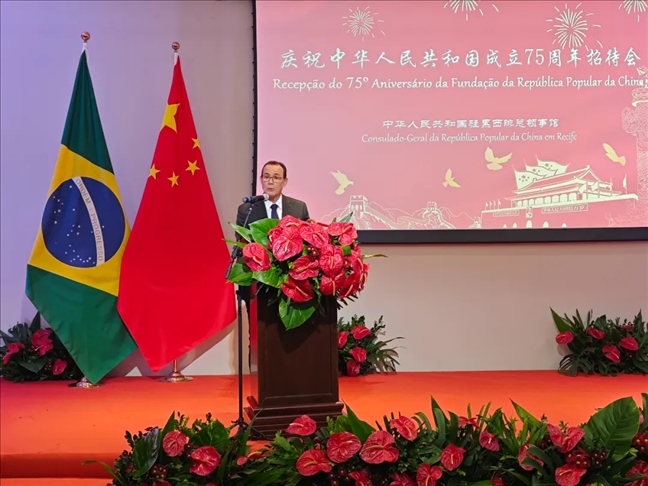 塞爾希培州州長(zhǎng)代表、副州長(zhǎng)索布拉爾在招待會(huì)上致辭。 中國(guó)駐累西腓總領(lǐng)館供圖