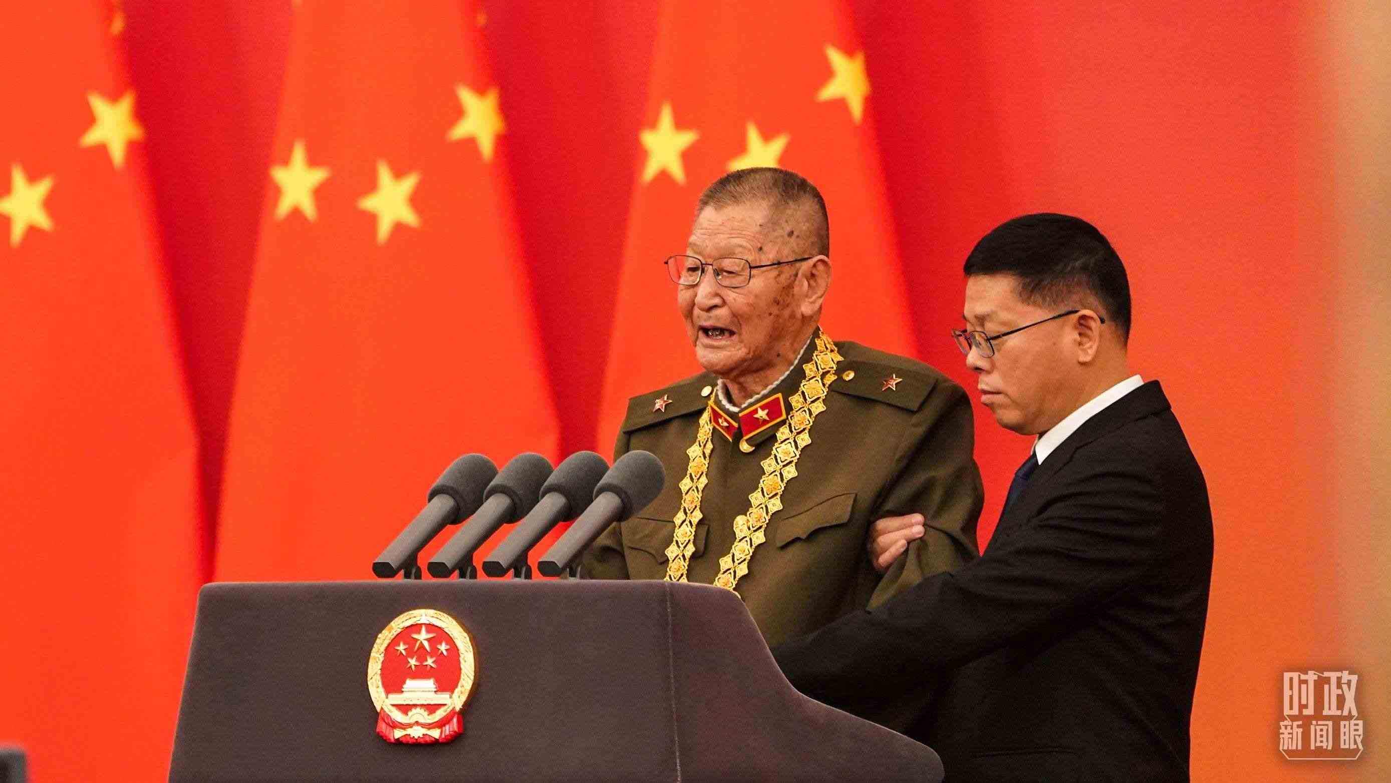 “共和國勛章”獲得者黃宗德在頒授儀式上發(fā)言。（總臺記者李晉拍攝）