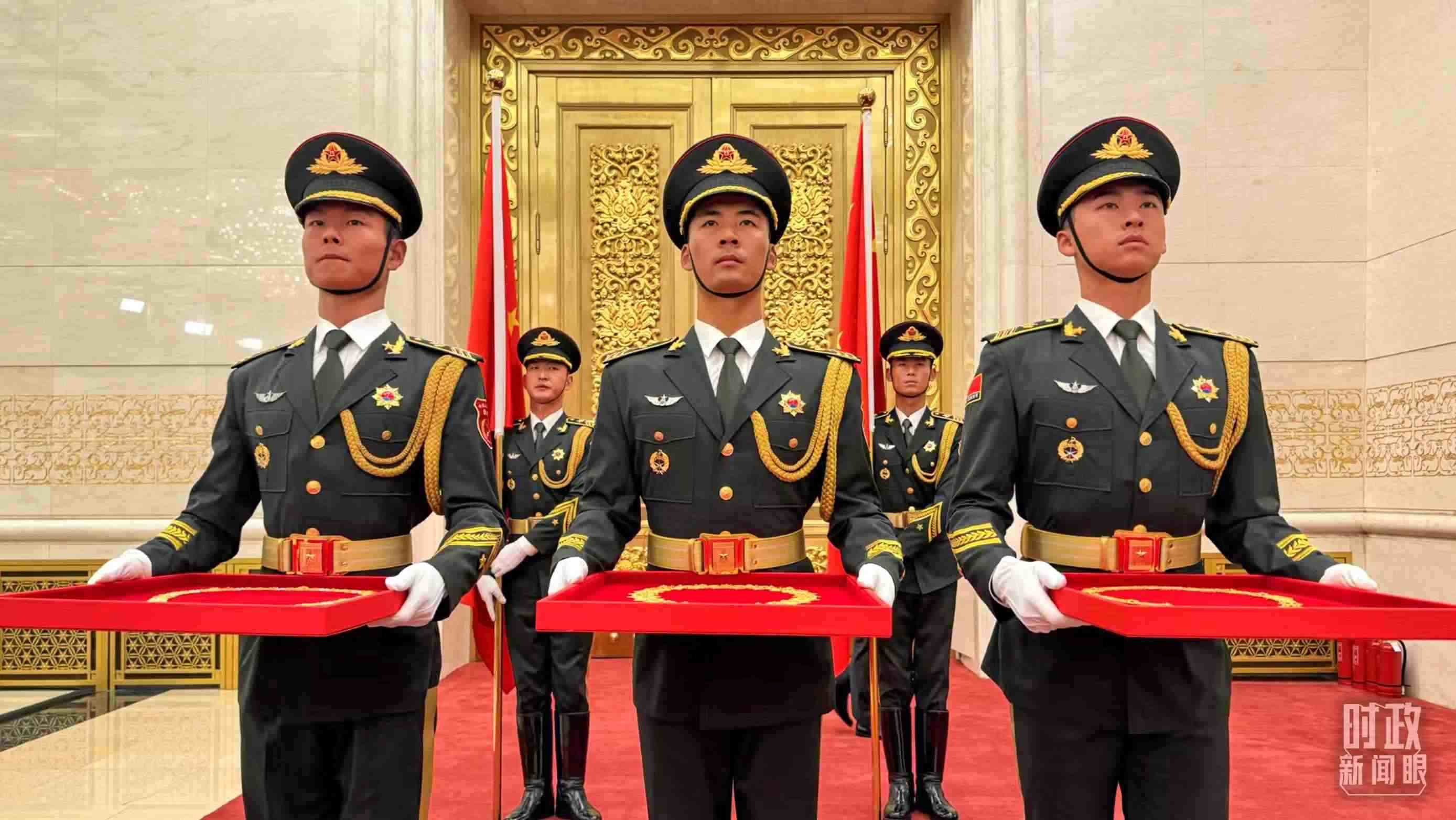 禮兵手捧共和國勛章、友誼勛章和國家榮譽稱號獎章。（總臺央視記者李增仁拍攝）