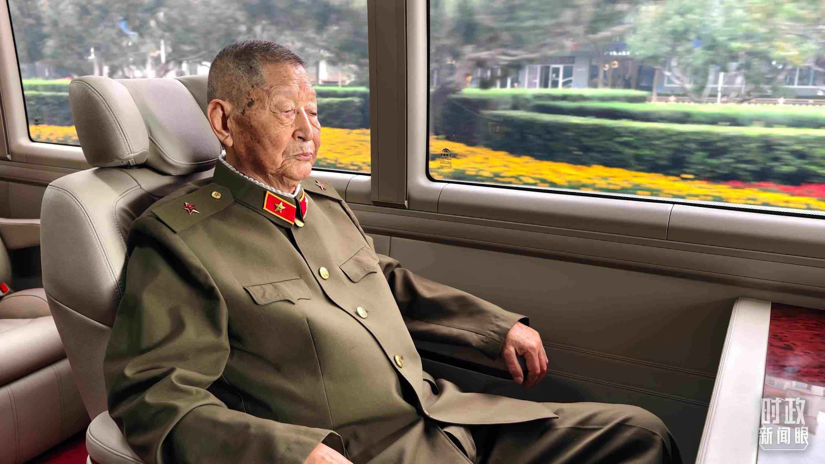 “共和國勛章”獲得者黃宗德乘坐禮賓車前往人民大會堂。（總臺央視記者胡瑋拍攝）