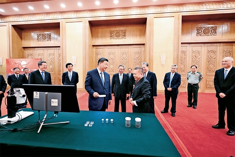 2024年9月23日，黨和國家領(lǐng)導(dǎo)人習(xí)近平、李強(qiáng)、趙樂際、王滬寧、蔡奇、丁薛祥、李希等在人民大會堂接見探月工程嫦娥六號任務(wù)參研參試人員代表并參觀月球樣品和探月工程成果展覽。這是習(xí)近平等參觀月球樣品和探月工程成果展覽。 新華社記者 謝環(huán)馳/攝