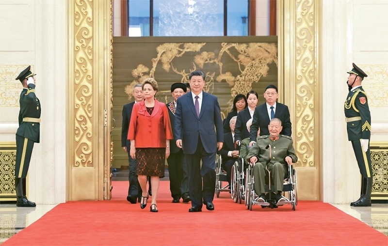 2024年9月29日，中華人民共和國國家勛章和國家榮譽稱號頒授儀式在北京人民大會堂金色大廳隆重舉行。中共中央總書記、國家主席、中央軍委主席習(xí)近平同國家勛章和國家榮譽稱號獲得者一同步入會場。 新華社記者 王曄/攝