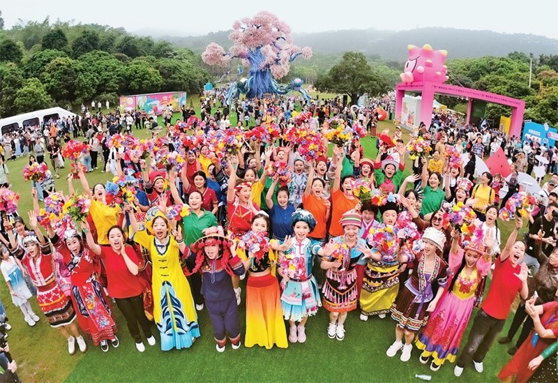 自2014年起，廣西持續(xù)舉辦“廣西三月三·八桂嘉年華”活動，各地民族民俗活動次第登臺，精彩紛呈，這個傳統(tǒng)民族節(jié)慶已演變?yōu)楦髯迦嗣窆蚕砉矘返墓?jié)日盛會和知名文化旅游品牌。圖為2024年4月11日在南寧市拍攝的活動主會場。 新華社記者 周華/攝