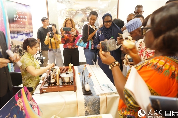 觀眾品嘗金華舉巖茶。人民網(wǎng)記者 姜宣攝