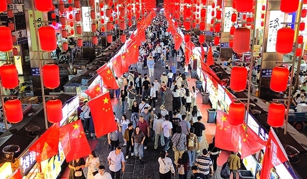 國慶臨近，河南省洛陽市老城歷史文化街區(qū)裝扮一新，國旗招展，處處洋溢著濃厚的國慶節(jié)日氛圍。來源：人民圖片網(wǎng)