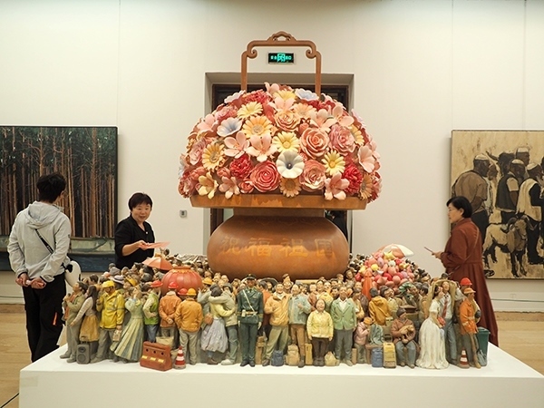 2024年9月28日，觀眾在中國美術(shù)館參觀“慶祝中華人民共和國成立75周年——第十四屆全國美術(shù)作品展覽進(jìn)京作品展”。杜建坡攝。來源：人民圖片網(wǎng)