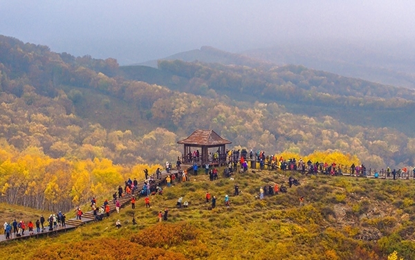 2024年9月27日，內(nèi)蒙古自治區(qū)赤峰市克什克騰旗烏蘭布統(tǒng)景區(qū)層林盡染，游人如織，風(fēng)光如畫。來源：人民圖片網(wǎng)