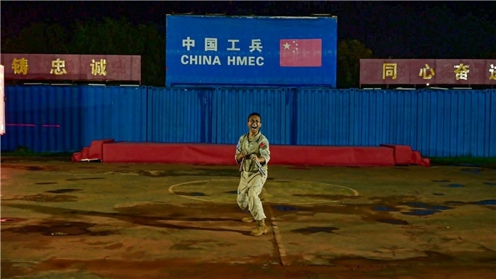 官兵帶來(lái)精彩的雙節(jié)棍表演。馬騫攝