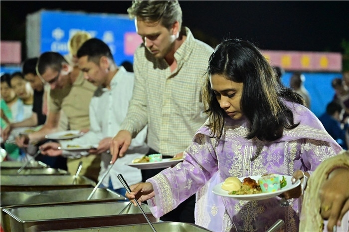 外國(guó)友人品嘗中國(guó)美食。馬騫攝