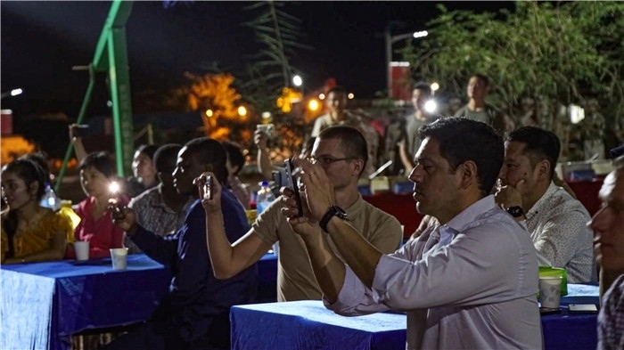 圖8-精彩內(nèi)容引得外國(guó)來(lái)賓紛紛拍照留念（馬騫攝）