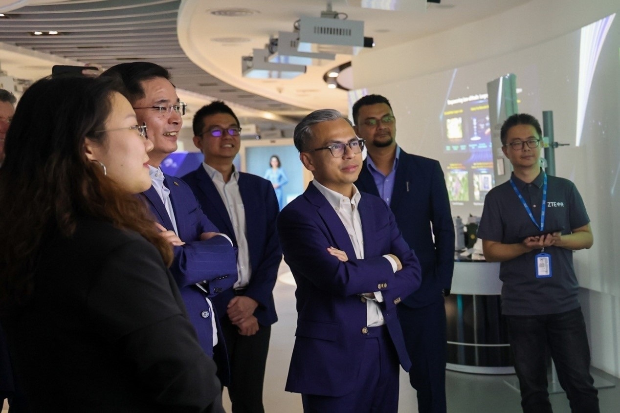 馬來西亞通訊部長法米·法茲（右三）在華訪問中國知名通信企業(yè)。（照片由馬來西亞通訊部提供） (1)