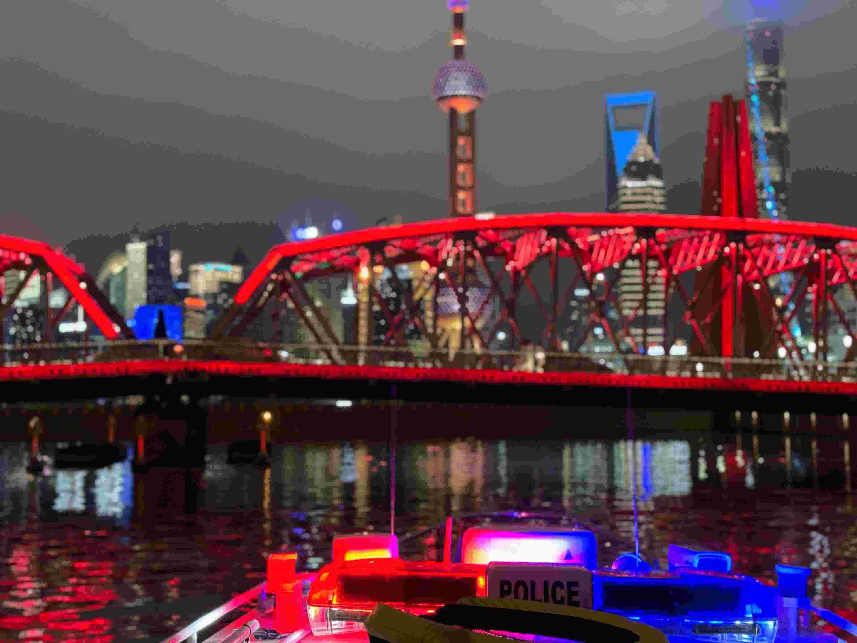 公安艇夜間巡邏。人民網(wǎng)記者 郝萍攝