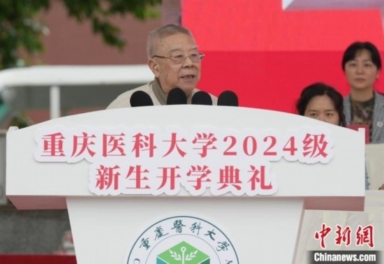 圖為陳宏礎(chǔ)教授為新生帶來“開學第一課”。中新網(wǎng)記者 周毅 攝