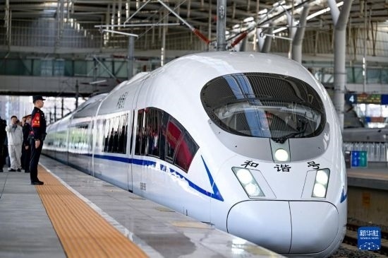 10月1日，由銀川開(kāi)往惠農(nóng)的C8218次列車(chē)從銀川站駛出。