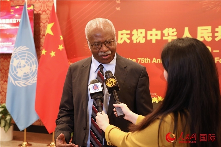 聯(lián)大主席菲勒蒙在招待會現(xiàn)場接受媒體采訪，他向中國政府和人民致以節(jié)日祝賀，表示中國的發(fā)展成就令人驚嘆。人民網(wǎng)記者 李志偉攝