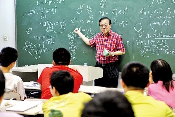 姚期智為清華大學(xué)學(xué)生授課。