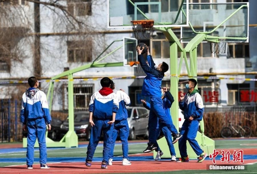 資料圖：初中生在課間休息時打籃球。中新社記者 劉新 攝
