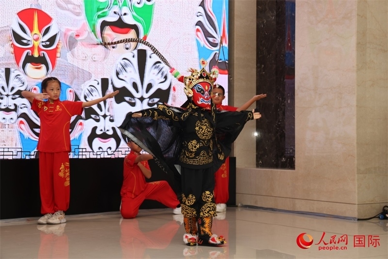 迪拜中國(guó)學(xué)校學(xué)生表演變臉。人民網(wǎng)記者任皓宇攝