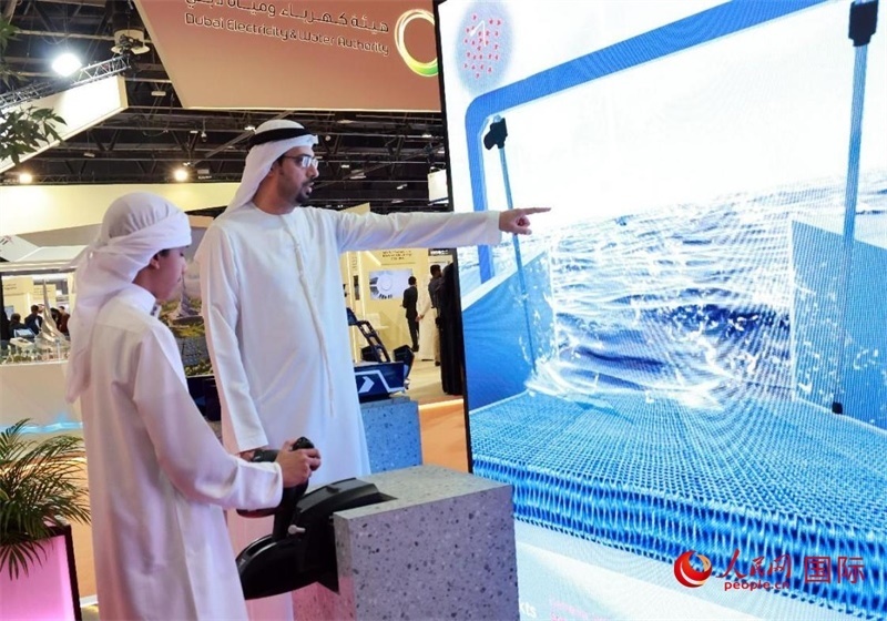 一名兒童在模擬操作船舶，撿拾海洋垃圾。人民網(wǎng)記者管克江攝