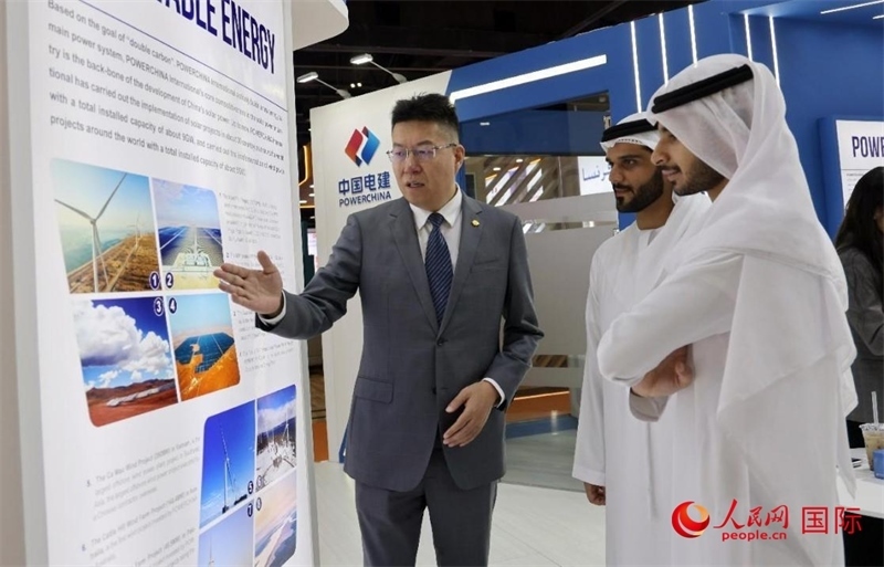 中國電建中東北非區(qū)域總部負責人向觀眾介紹公司承建的可再生能源項目。人民網(wǎng)記者 管克江攝