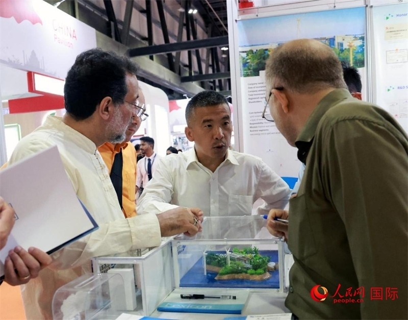 中企推出的綠色能源海水淡化系統(tǒng)吸引了參展商關(guān)注。人民網(wǎng)記者管克江攝