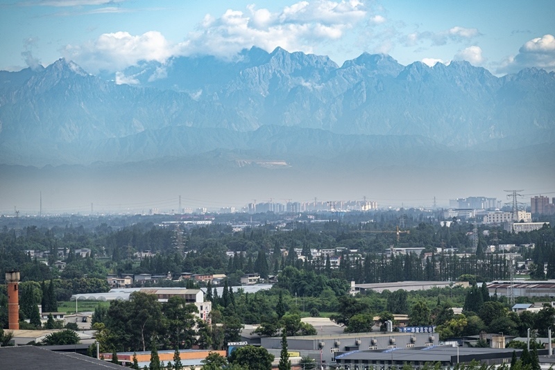 2024年7月1日，成都天氣晴好，遠(yuǎn)處雪山清晰可見。