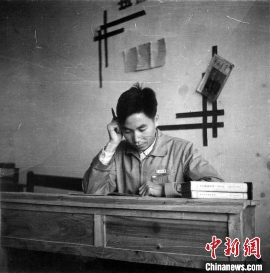 大學(xué)時(shí)期，龍樂豪在教室自習(xí)。(中國(guó)運(yùn)載火箭技術(shù)研究院供圖)