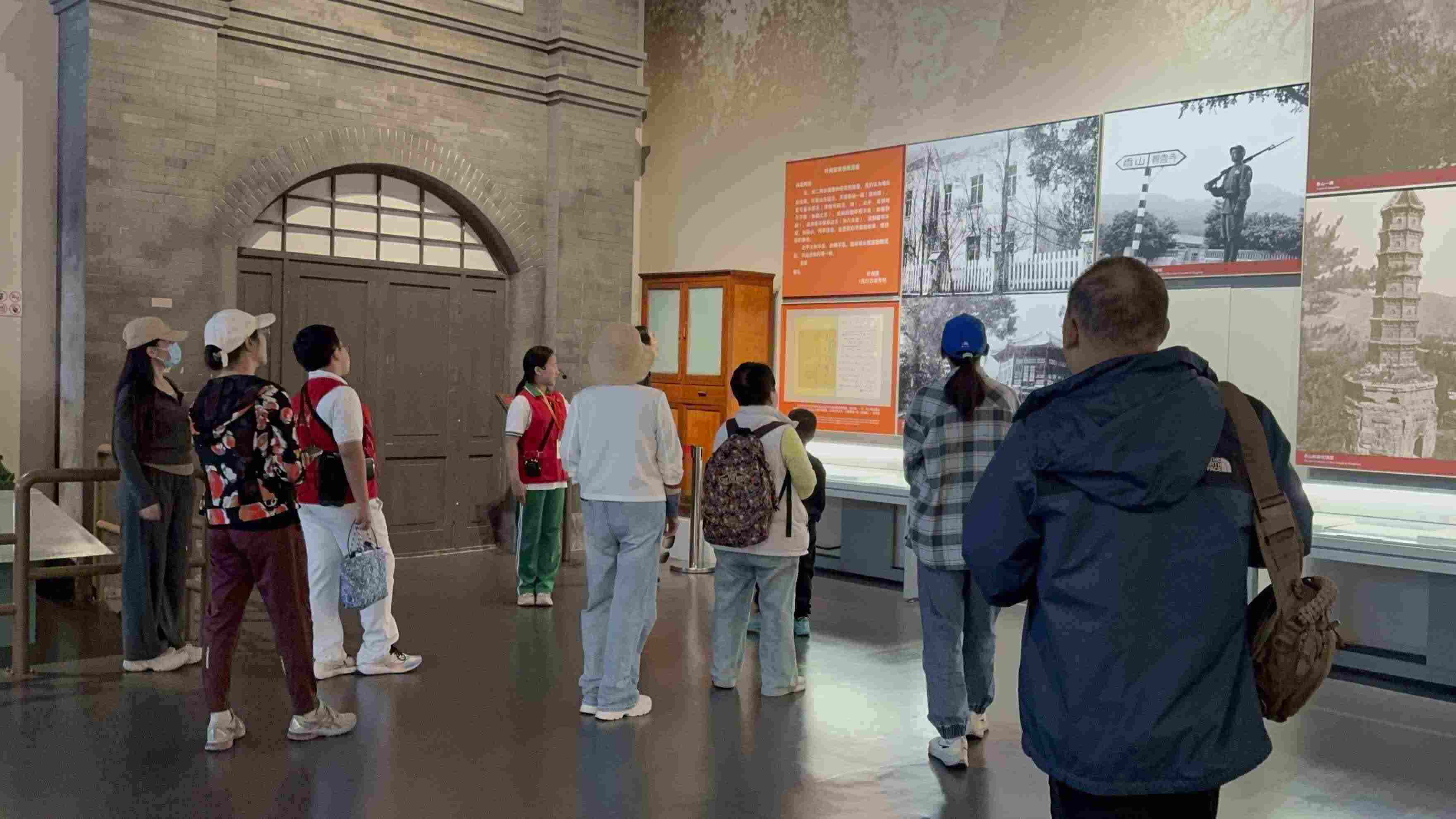 10月4日，北京香山革命紀(jì)念館內(nèi)，一名“紅領(lǐng)巾志愿者”正在為參觀者講解。人民網(wǎng)記者 劉微攝