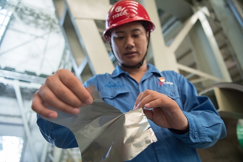 2018年8月8日，山西省太原市，太鋼不銹鋼精密帶鋼有限公司工作人員用手撕開不銹鋼。