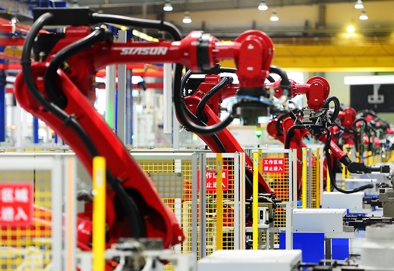 2019年11月22日，沈陽，一家數(shù)字化智能工廠內(nèi)，名為SR210的機(jī)器人正在自主地抓取各種零部件，快速組裝稍小的工業(yè)機(jī)器人。