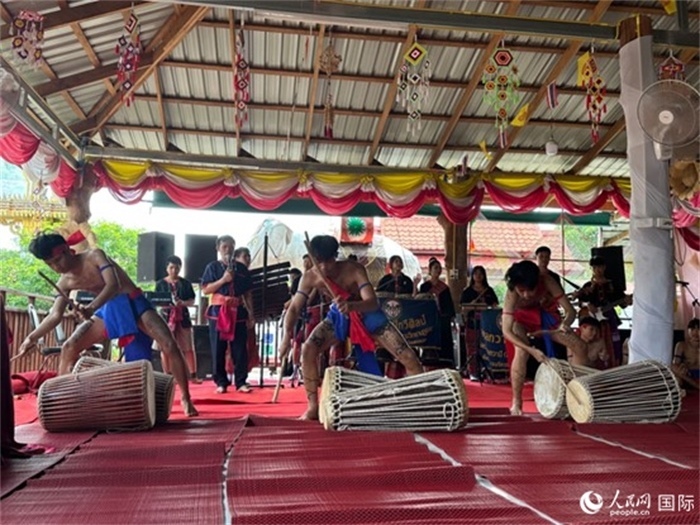泰國藝術(shù)團(tuán)體給游客表演當(dāng)?shù)貍鹘y(tǒng)舞蹈。人民網(wǎng)記者 簡承淵攝